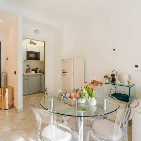 Διαμέρισμα Des Etrangers -parcheggio Privato- Private Parking *