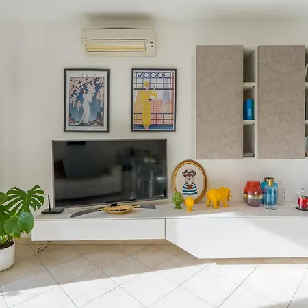 Des Etrangers -parcheggio Privato- Private Parking Διαμέρισμα