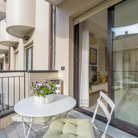Des Etrangers -parcheggio Privato- Private Parking Apartament *